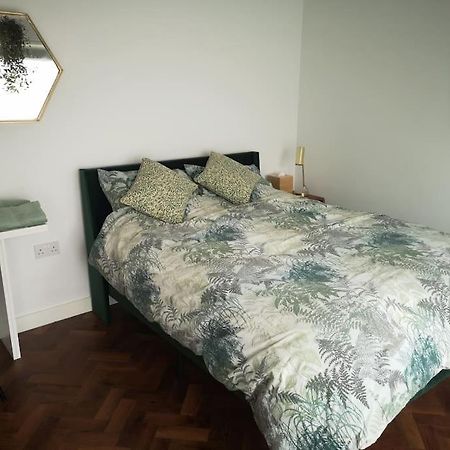 Stylish Apartment In Horsham With Parking And Own Entrance Kültér fotó