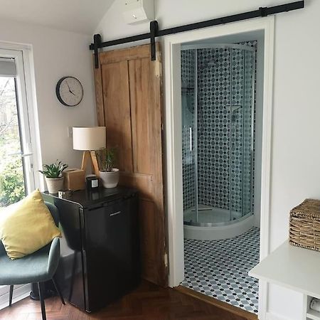 Stylish Apartment In Horsham With Parking And Own Entrance Kültér fotó