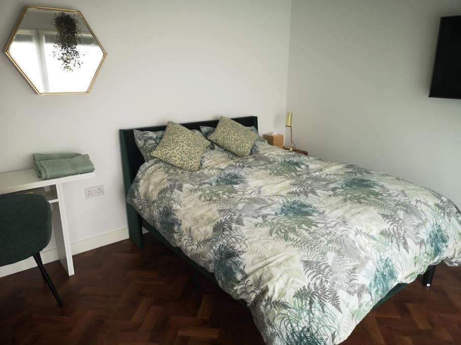 Stylish Apartment In Horsham With Parking And Own Entrance Kültér fotó