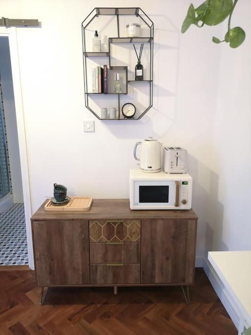Stylish Apartment In Horsham With Parking And Own Entrance Kültér fotó
