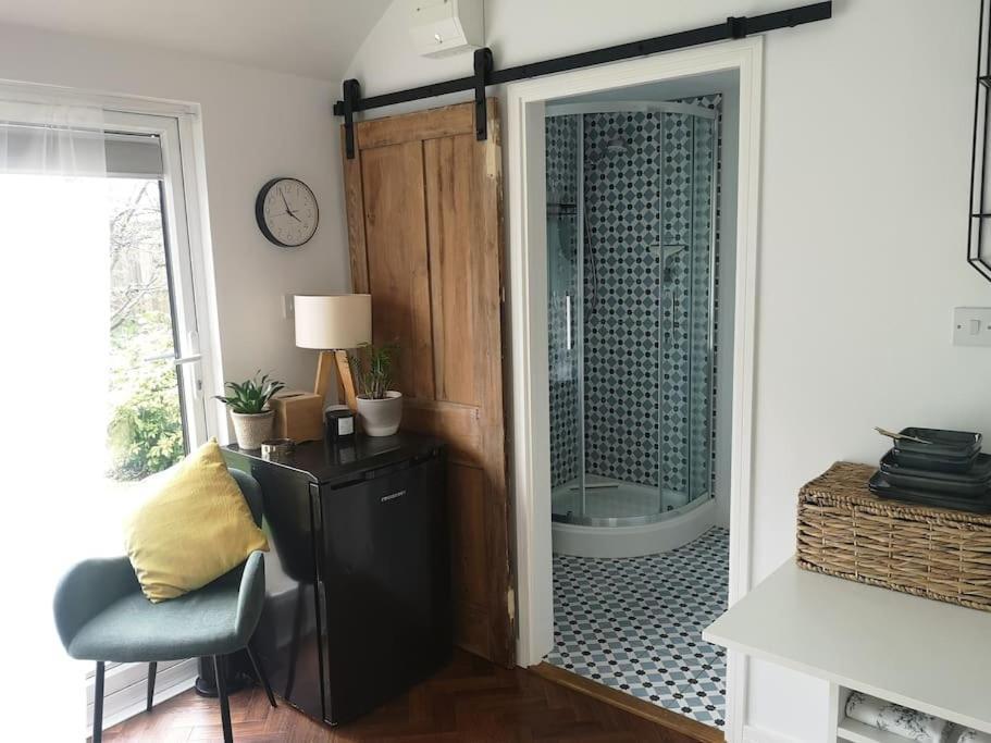 Stylish Apartment In Horsham With Parking And Own Entrance Kültér fotó