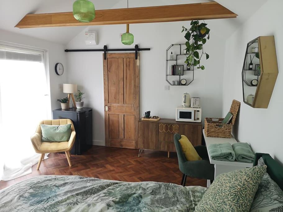 Stylish Apartment In Horsham With Parking And Own Entrance Kültér fotó