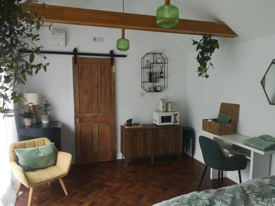 Stylish Apartment In Horsham With Parking And Own Entrance Kültér fotó