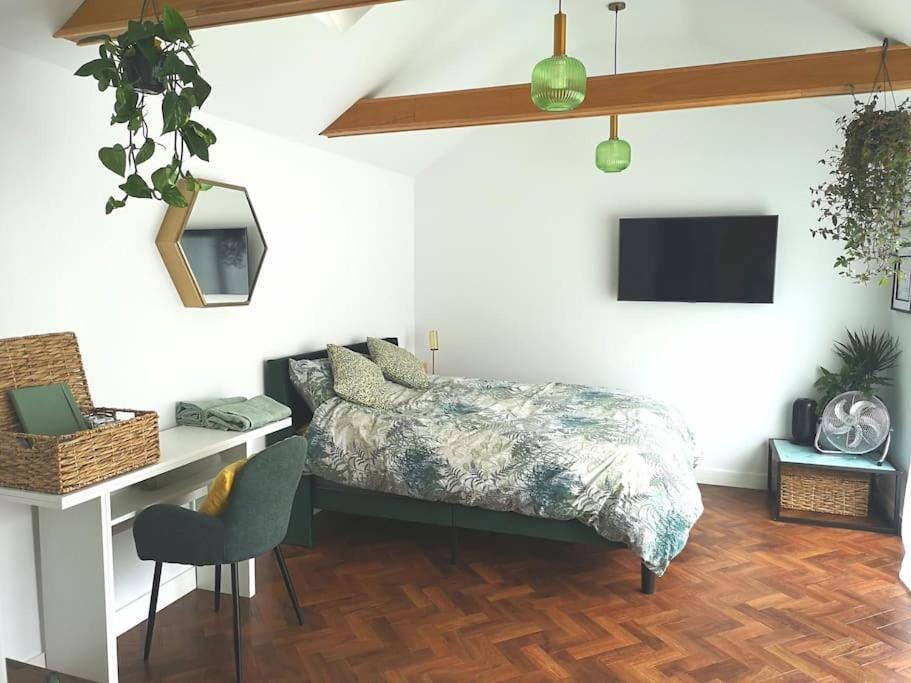 Stylish Apartment In Horsham With Parking And Own Entrance Kültér fotó