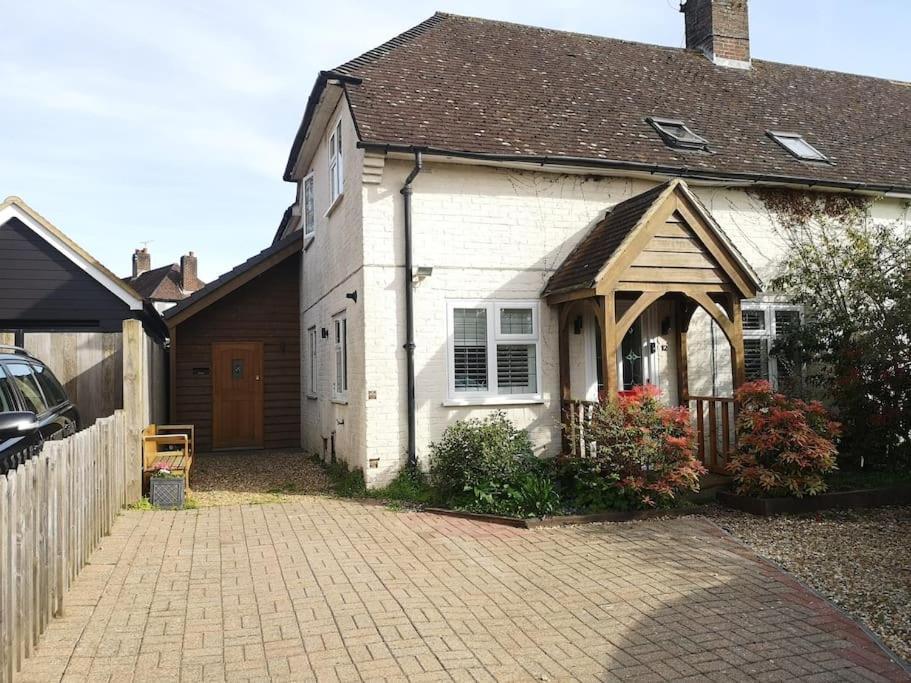 Stylish Apartment In Horsham With Parking And Own Entrance Kültér fotó